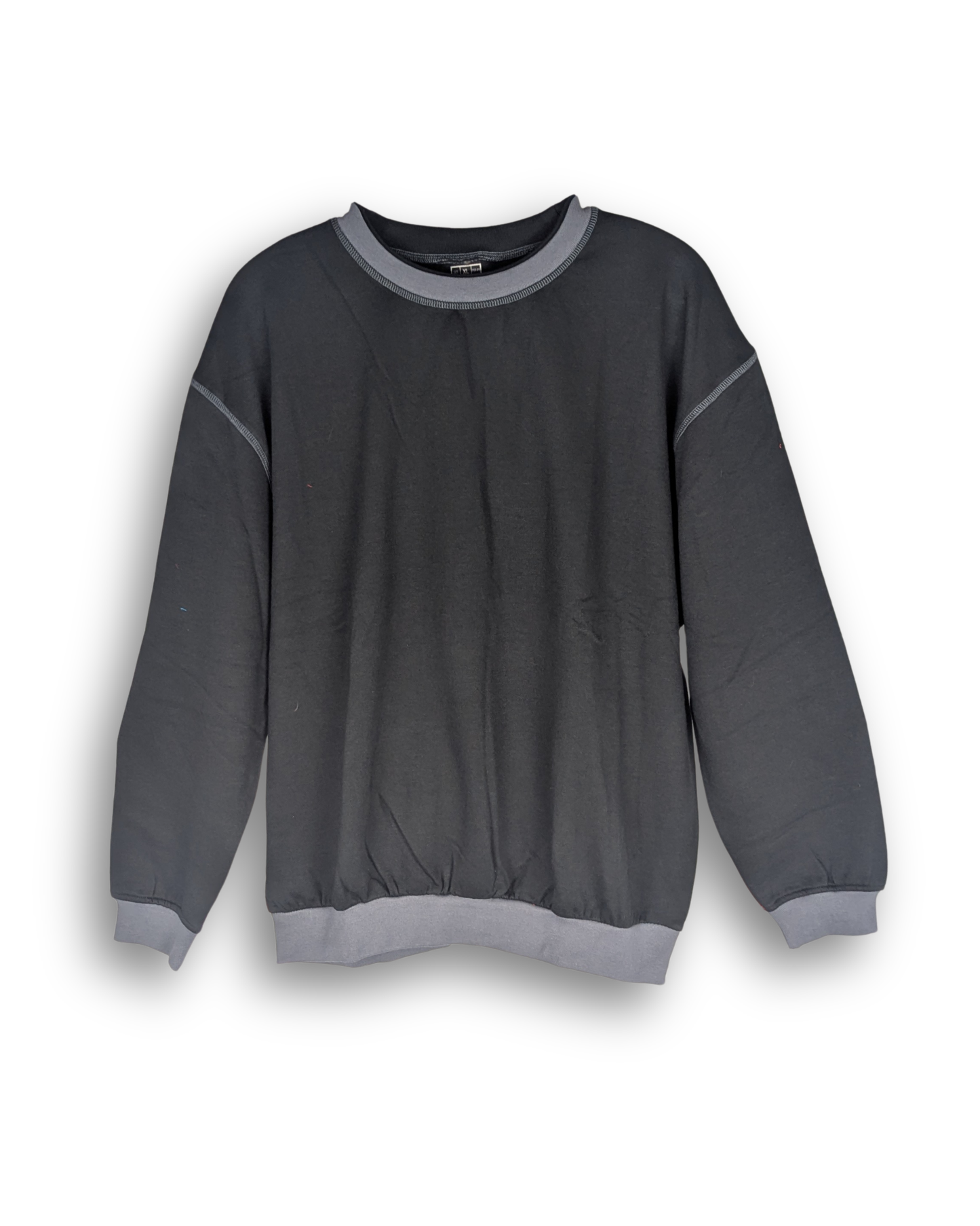 produktfoto eines basic pullovers mit roundneck. schwarze farbe mit grauen bündchen an ärmeln und taille. oversize, günstig, gute sportbekleidung, outletpreise für kleidung, lagerverkauf, sportbekleidung online