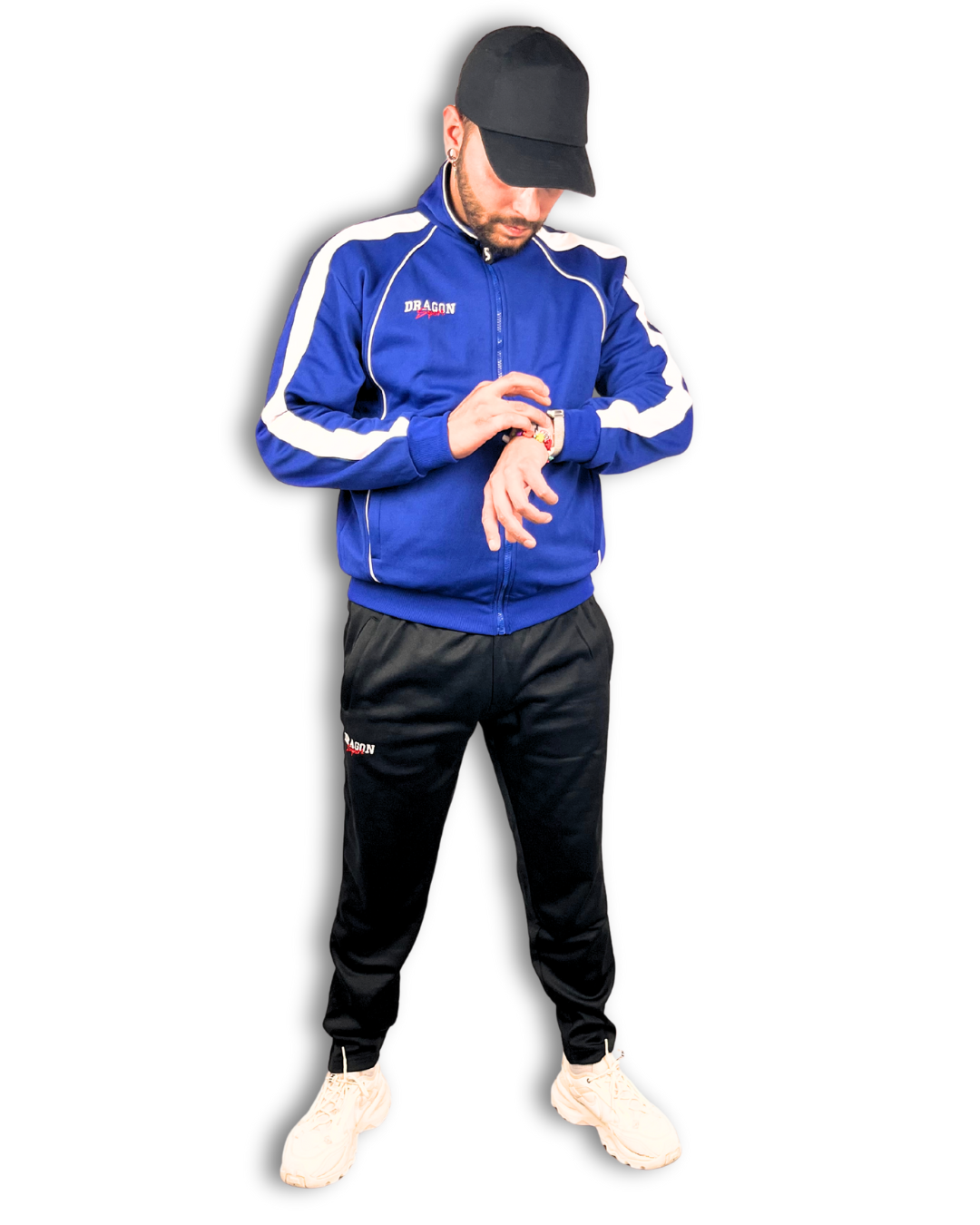 model männlich mit anzug sport und freizeit dragon sport blaue jacke weiße streifen schwarze hose günstig outlet sportbekleidung