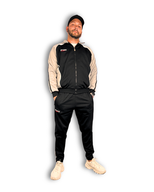 anzug training für sport freizeit günstig outlet grau schwarz weiß männliches model mit cap retro style