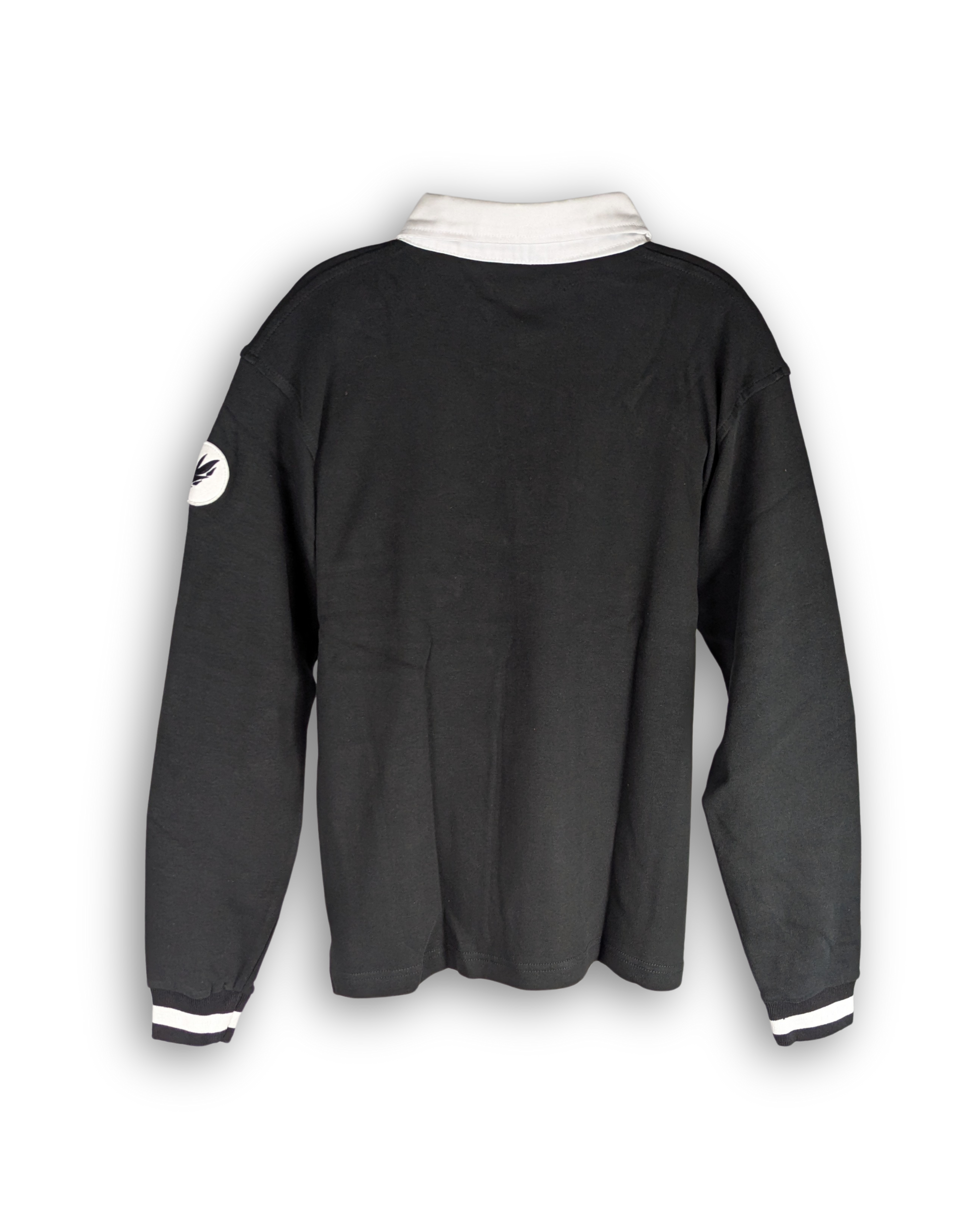 poloshirt mit langen ärmeln in schwarz. bündchen an ärmeln und applikation am rechten ärmel. farbe schwarz. weißer kragen und weißer streifen am bündchen an den ärmeln.