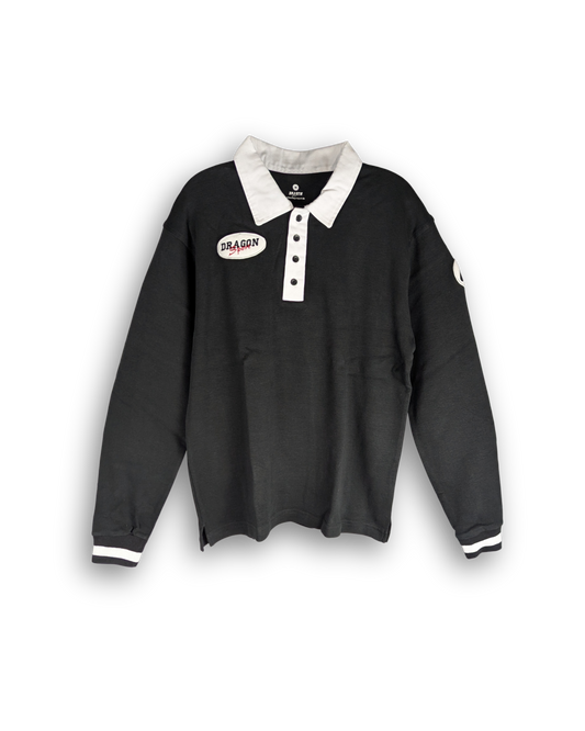 polohemd mit langen ärmeln und bündchen. weißer kragen mit weißer knopfleiste. farbe des oberteils ist schwarz mit applikation eines logos der marke dragon sport. günstige discountpreise. auslaufware aus lagerverkauf. 