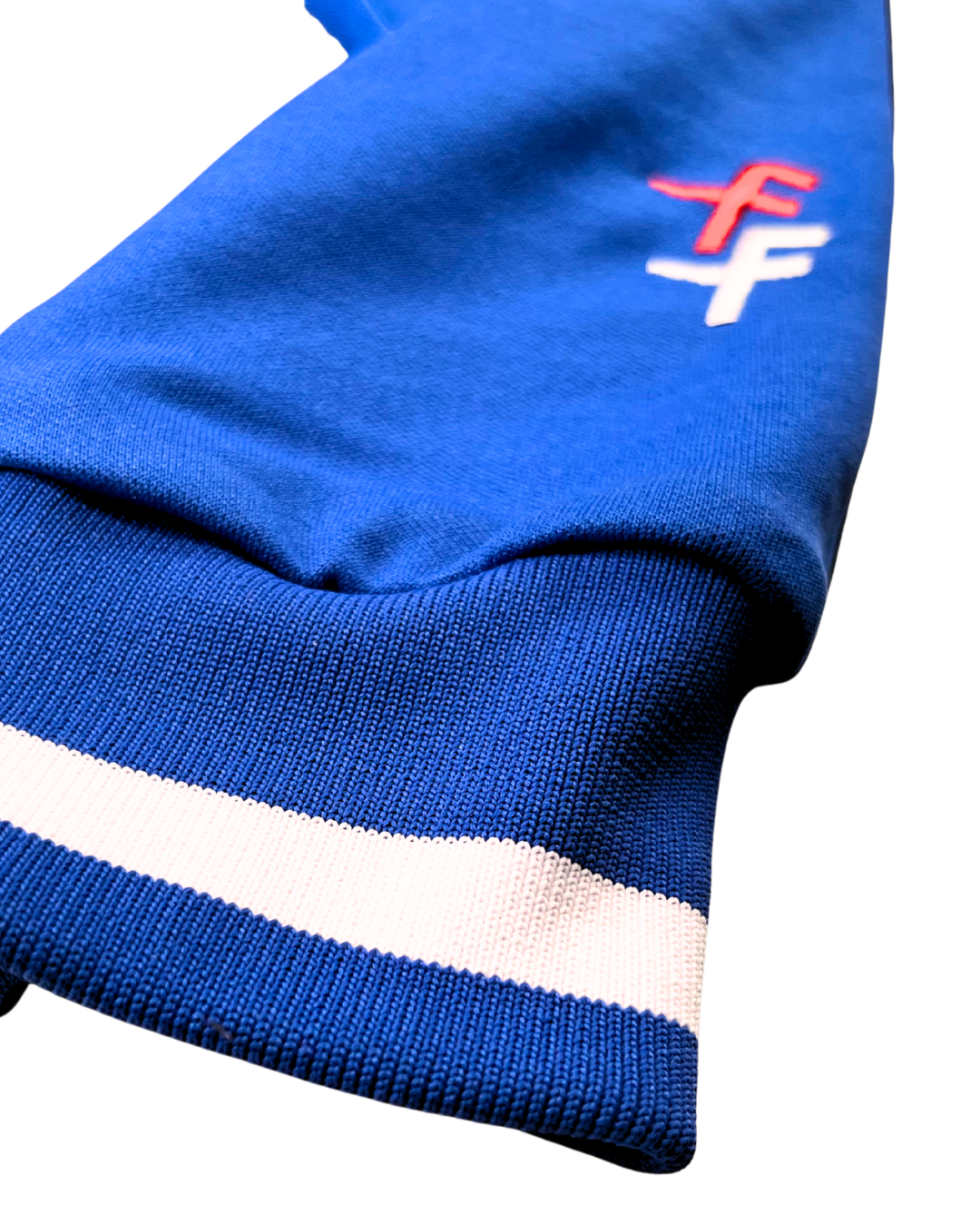 nahaufnahme bündchen trainingsjacke sportjacke sportanzug blau weiß