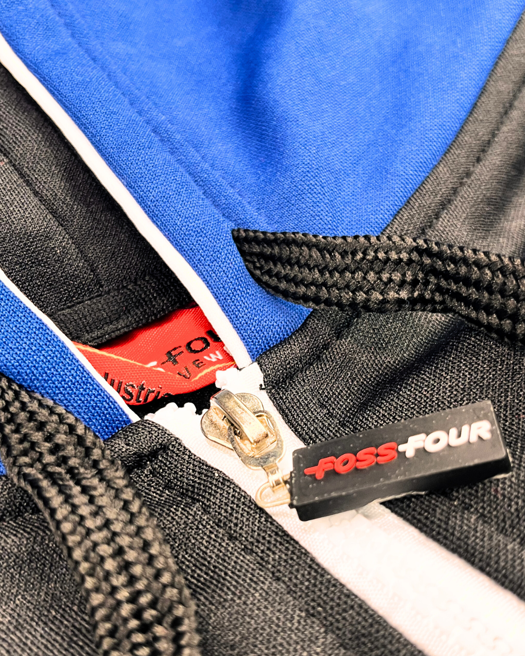 nahaufnahme reißverschluss jacke blau weiß schwarz