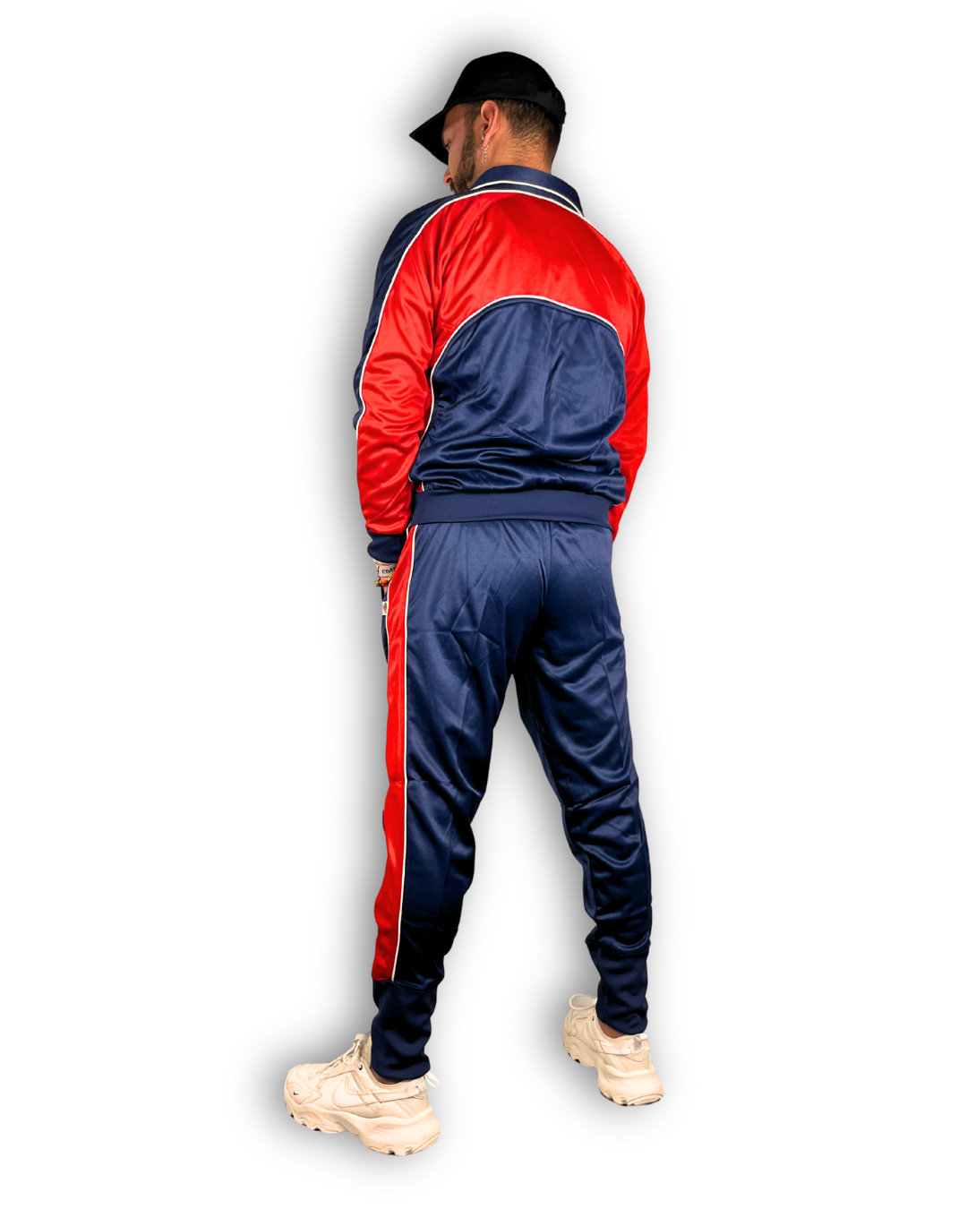 hintere ansicht trainingsanzug model mit cap männlich. sportschuhe rot blau retro look outlet