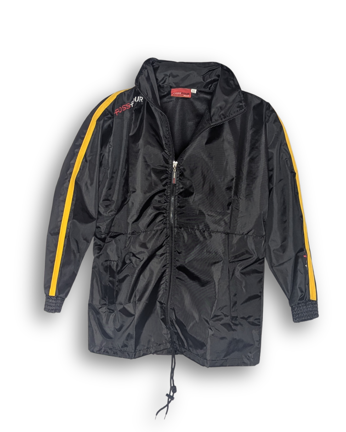 vordere ansicht regenjacke in schwarz mit gelben streifen. outlet preise für regenjacke und sportkleidung. für männer sportkleidung günstig. marke fossfour.
