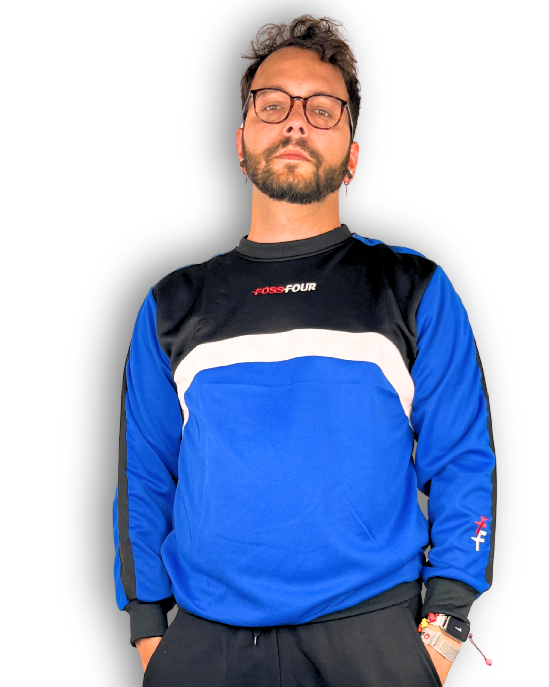 sweatshirt günstig outlet sportkleidung männer in blau mit schwarz und weißem streifen marke fossfour. model steht und schaut in die kamera. model ist männlich und trägt eine brille und hat haare gestylt. fokus liegt auf logo. ärmel hat bpndchen. gute qualität.