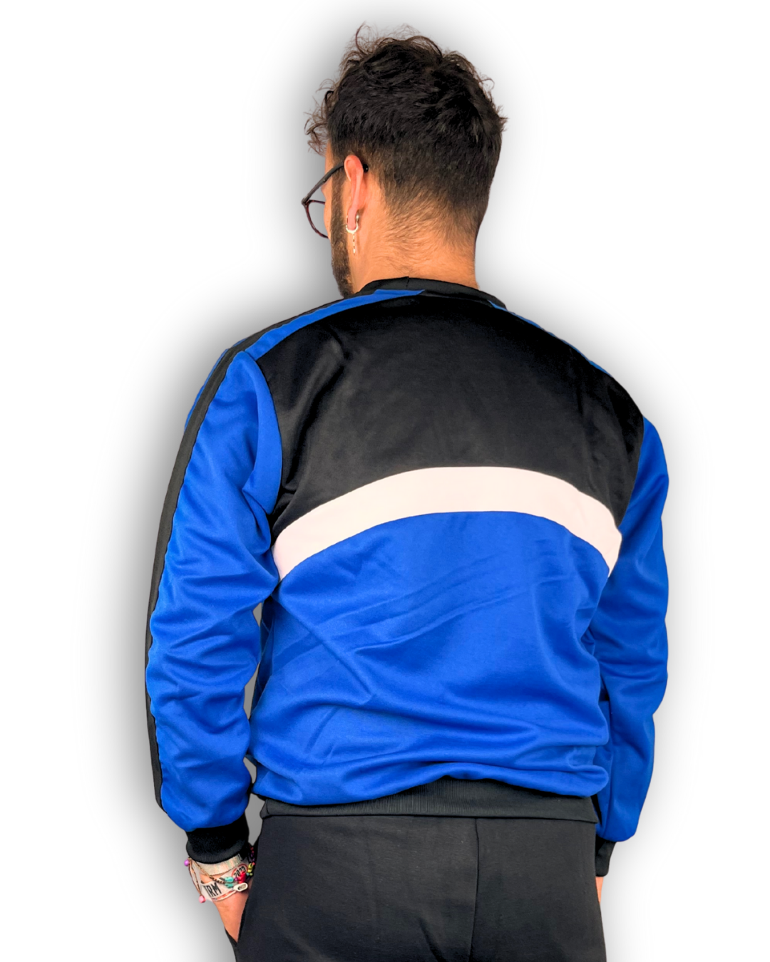 männlich model trägt sweatshirt blau schwarz und weiß günstig sportkleidung