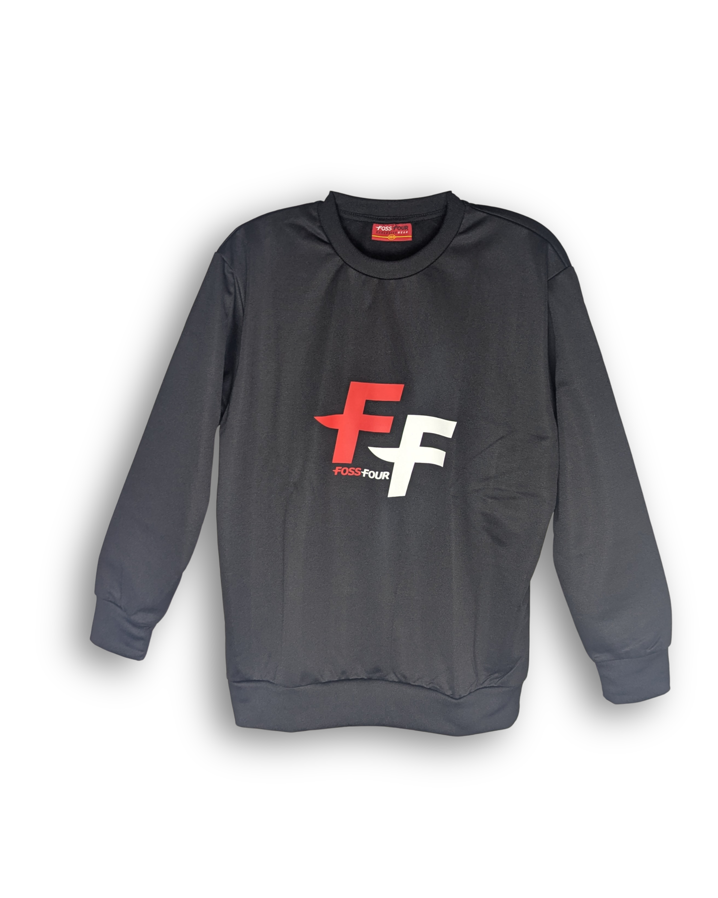 produktfoto eines schwarzen sweatshirts mit aufdruck vorne. marke fossfour. roundneck ausschnitt mit bündchen an ärmeln und taille. für winter und übergang herbst. günstige kleidung. mode günstig online. gute sportbekleidung. outlet sportbekleidung.