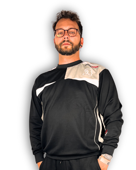 vorderseite model trägt sweatshirt marke fossfour grau schwarz weiß bündchen ärmel. günstig outlet lagerverkauf sport